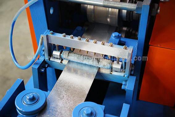 먹이 가이드 장치