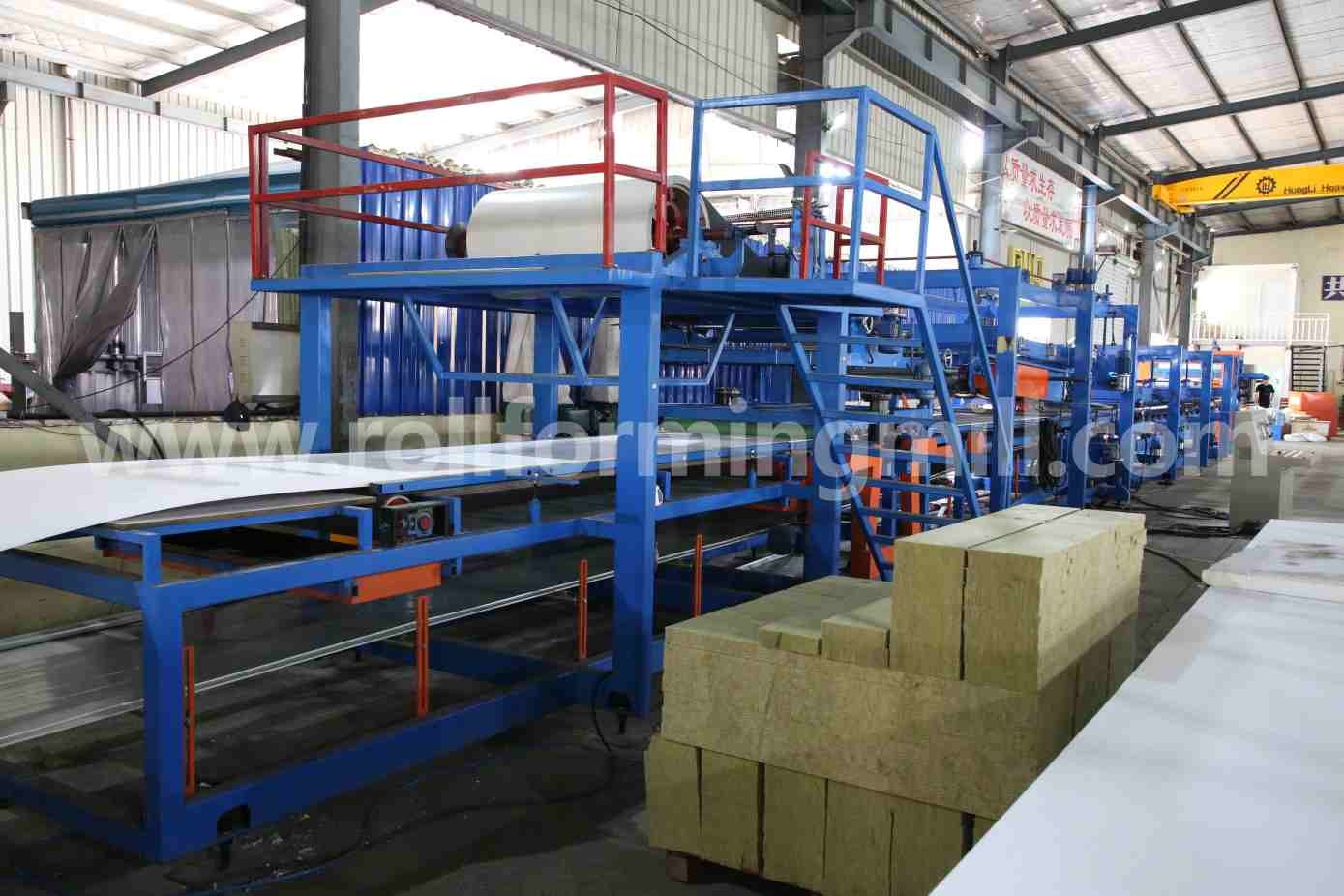 기계를 형성하는 바닥 판을 가진 샌드위치 패널 라미네이터